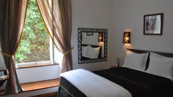 Single Room | Premium bedding, down comforters, pillowtop beds, iron/ironing board