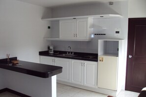 Réfrigérateur, four à micro-ondes, cafetière-théière