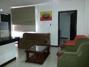 Suite | Wohnzimmer | 32-Zoll-Fernseher mit Kabelempfang