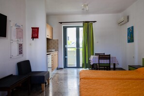 Een kluis op de kamer, een bureau, verduisterende gordijnen, gratis wifi
