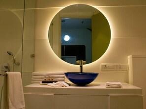 Badkamer met wastafel
