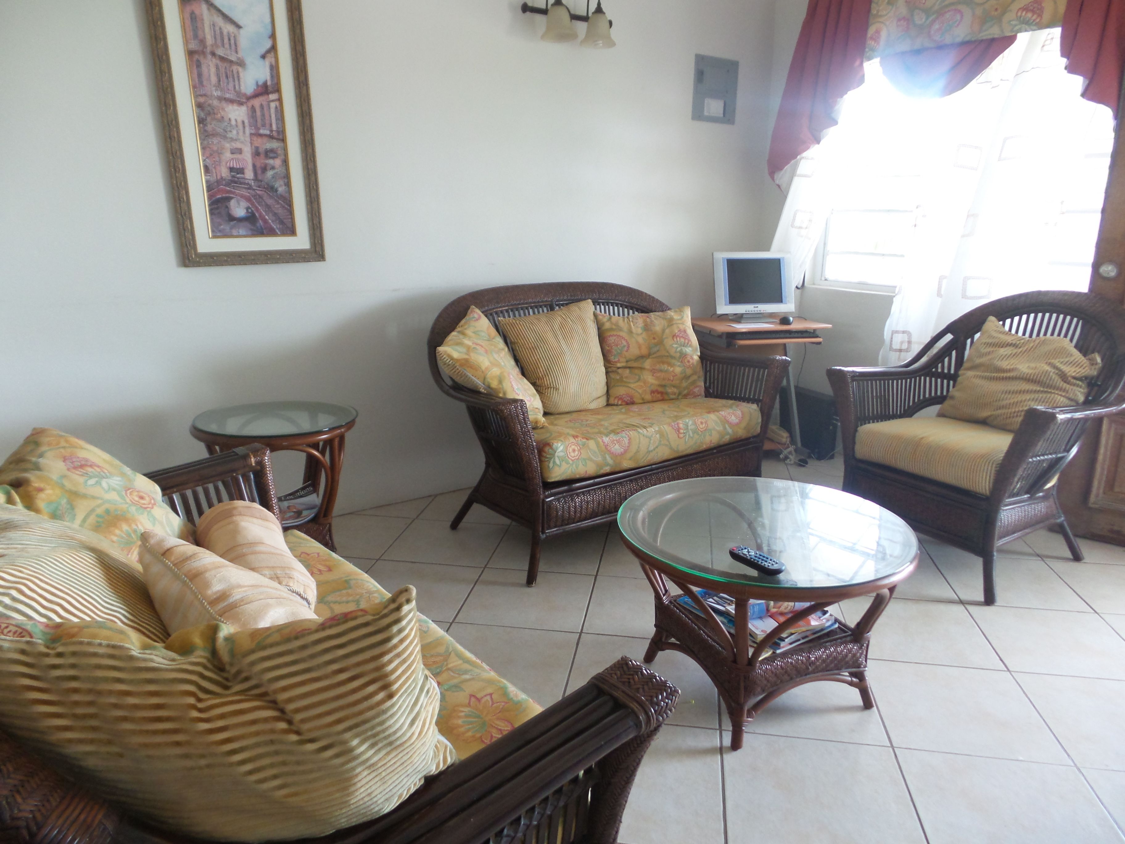 suite, 2 bedrooms | living area | flat-screen tv