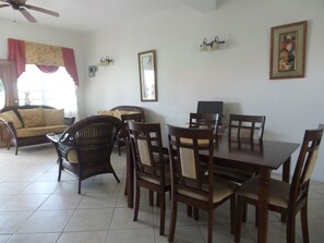 Flat-screen TV - Suite Serenade (St. John's)