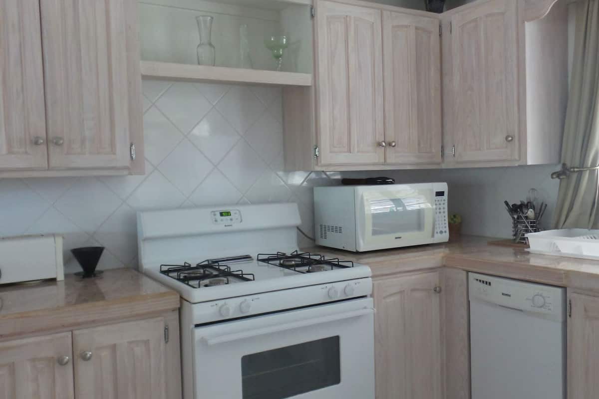 fridge, microwave, coffee/tea maker