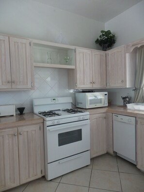 Fridge, microwave, coffee/tea maker - Suite Serenade (St. John's)