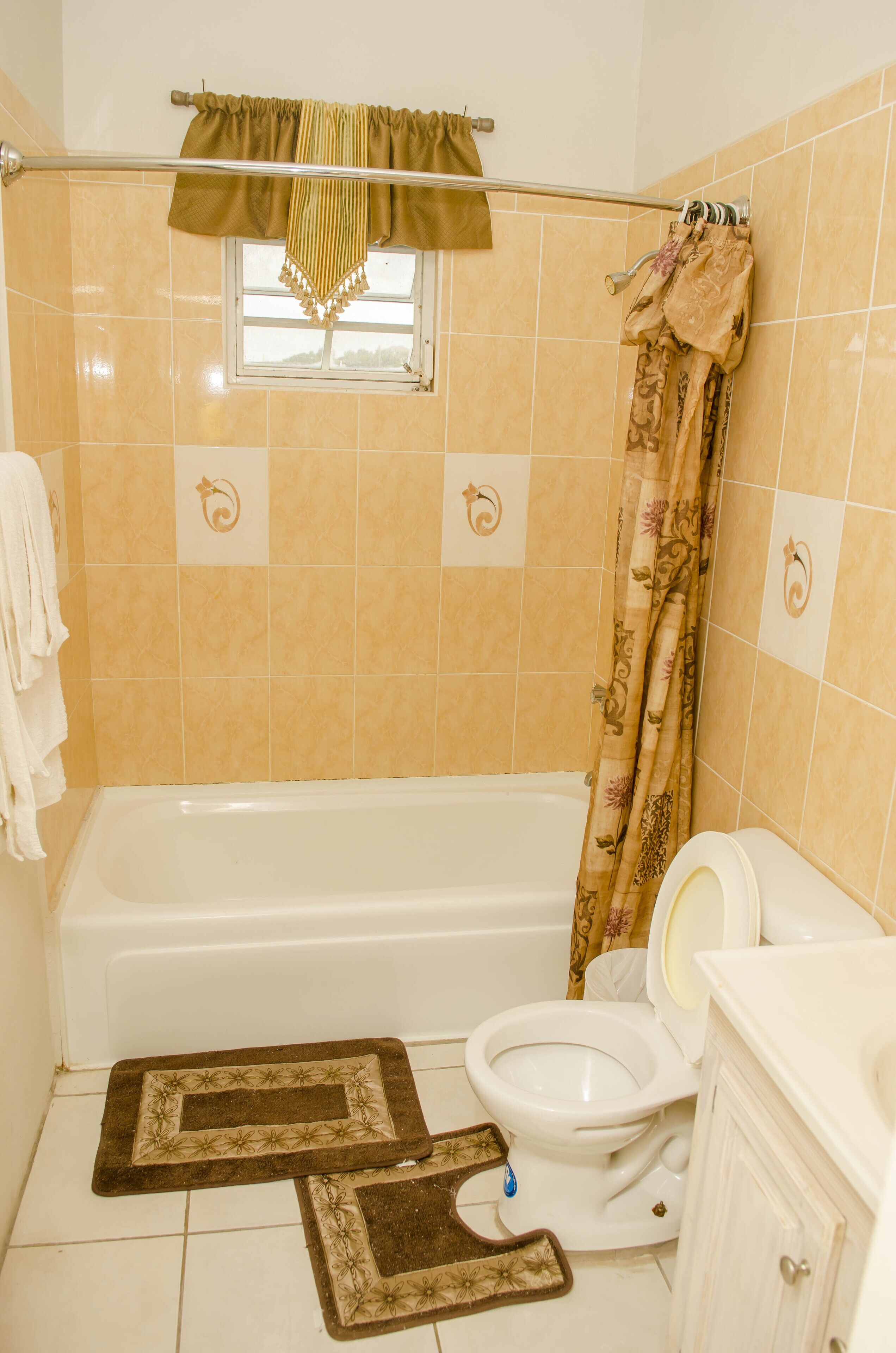 penthouse, 3 bedrooms | bathroom | combined shower/bathtub, free toiletries, hair dryer, towels