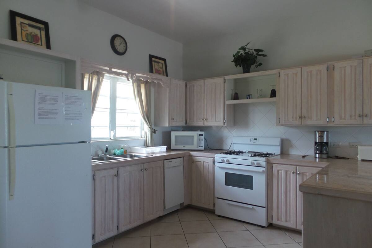 suite, 2 bedrooms | private kitchen | fridge, microwave, coffee/tea maker