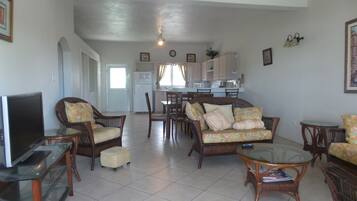 Suite, 2 habitaciones | 1 habitación, escritorio, tabla de planchar con plancha y wifi gratis