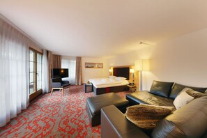 Quarto casal luxo | Cofres nos quartos, escrivaninha, Wi-Fi de cortesia, despertadores