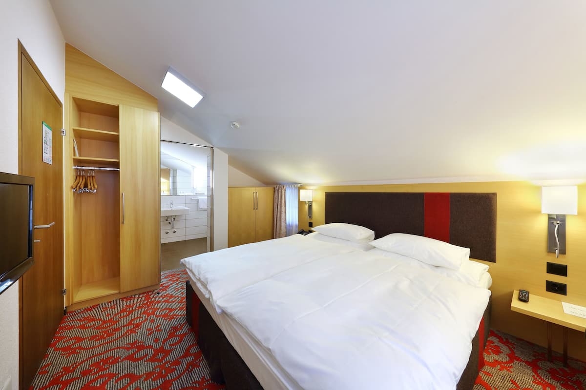 In-room safe, desk, free WiFi, alarm clocks