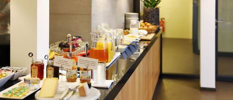 Un mostrador de buffet con diferentes alimentos y salsas.