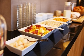A buffet with various food items including fruits, grains, and dairy products. - Hotel Garni Testa Grigia (Zermatt)