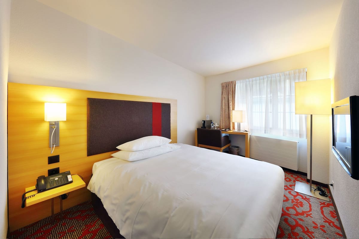 Single Room | In-room safe, desk, free WiFi, alarm clocks