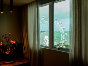 Brankas, meja kerja, tirai kedap cahaya, dan setrika/meja setrika