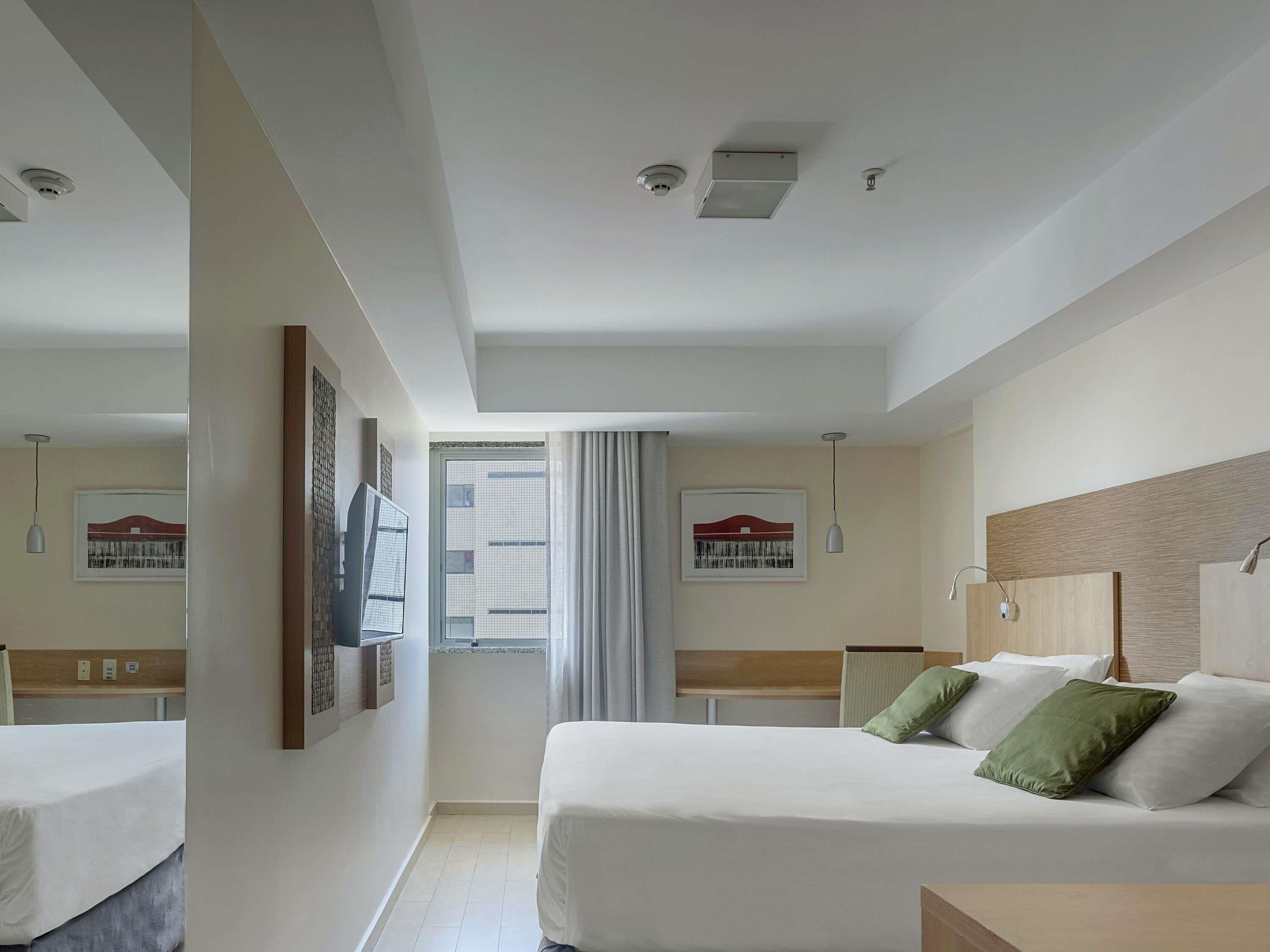 Kamar Standar, 1 Tempat Tidur Double | Brankas, meja kerja, tirai kedap cahaya, dan setrika/meja setrika