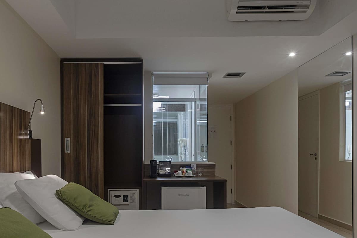 1 bedroom, in-room safe, desk, blackout curtains