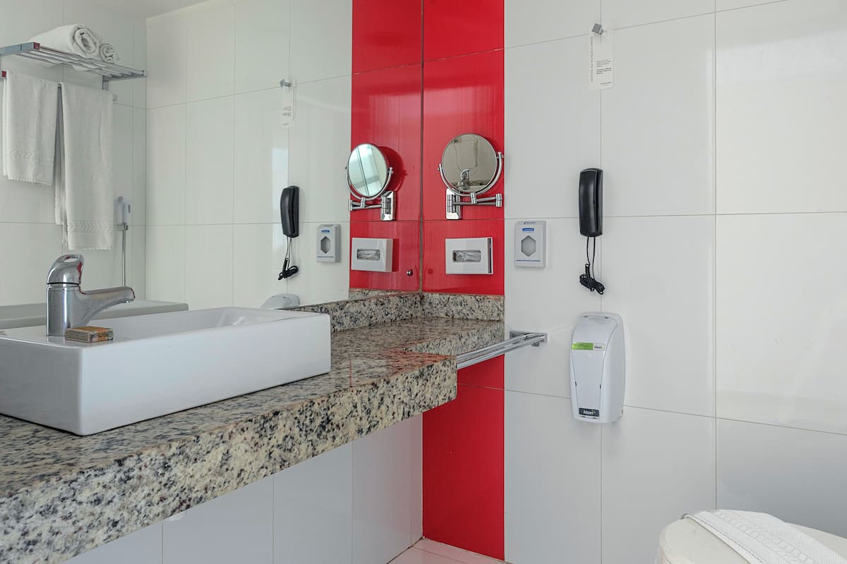 Shower, eco-friendly toiletries, towels