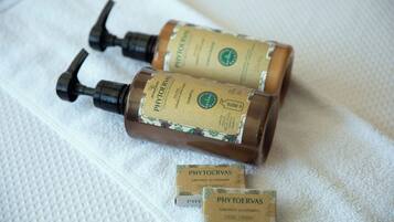 Två flaskor av schampot PHYTOERVAS och en mindre kartong placerade på en vit, strukturerad yta.