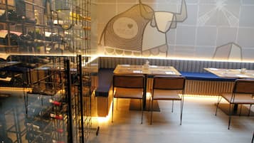 Café da manhã, almoço e jantar; local e internacional