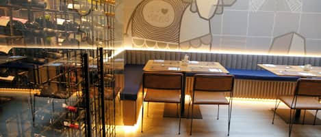Breakfast, lunch, dinner served; local and international cuisine