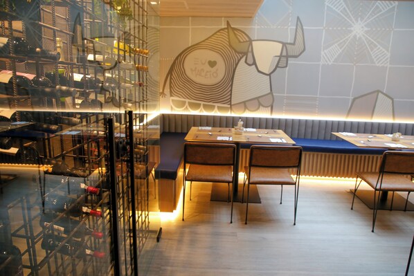 供应早餐、午餐和晚餐，本地与国际菜