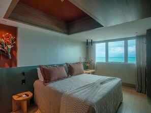 客房内保险箱、办公桌、遮光窗帘、熨斗/熨板