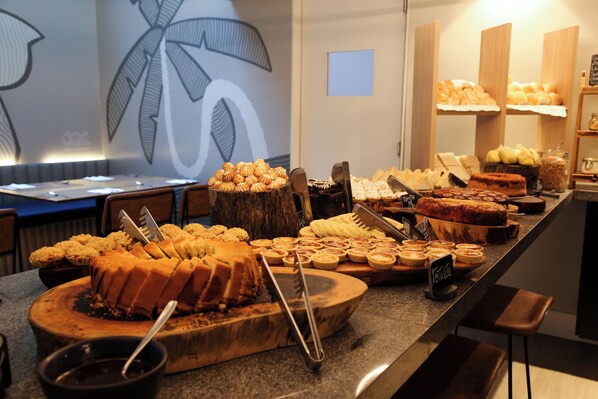 Desayuno buffet todos los días (BRL 68 por persona) 