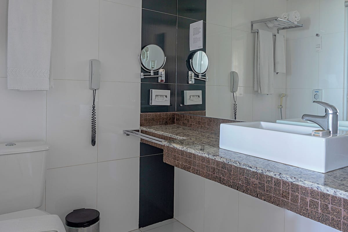 Shower, eco-friendly toiletries, towels