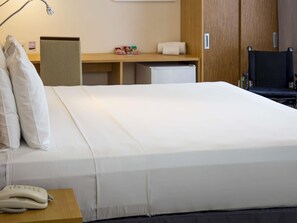 Standard Room, 1 Double Bed, Accessible | In-room safe, desk, blackout drapes, iron/ironing board - Mercure Maceio Pajucara Hotel (Maceió)