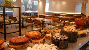 Café da manhã com buffet todos os dias (BRL 62 por pessoa)