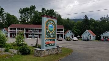 A motel sign with a mountain emblem, indicating a family-owned establishment since 1977.