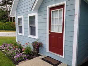 Blackout drapes, iron/ironing board, cribs/infant beds, rollaway beds - White Mountain Motel And Cottages (Lincoln)