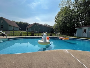 Piscina externa sazonal, funciona das 9h às 21h, guarda-sóis