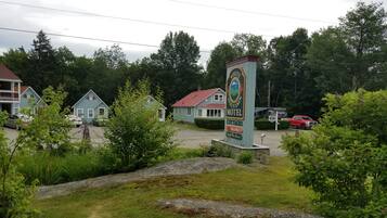 A motel sign with a mountain emblem, indicating a mountain-themed establishment.