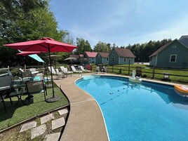 Piscina externa sazonal, funciona das 9h às 21h, guarda-sóis
