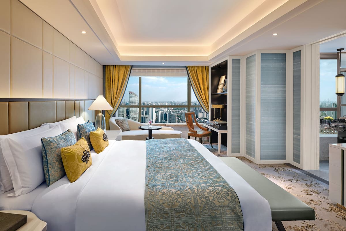 1 bedroom, premium bedding, minibar, in-room safe