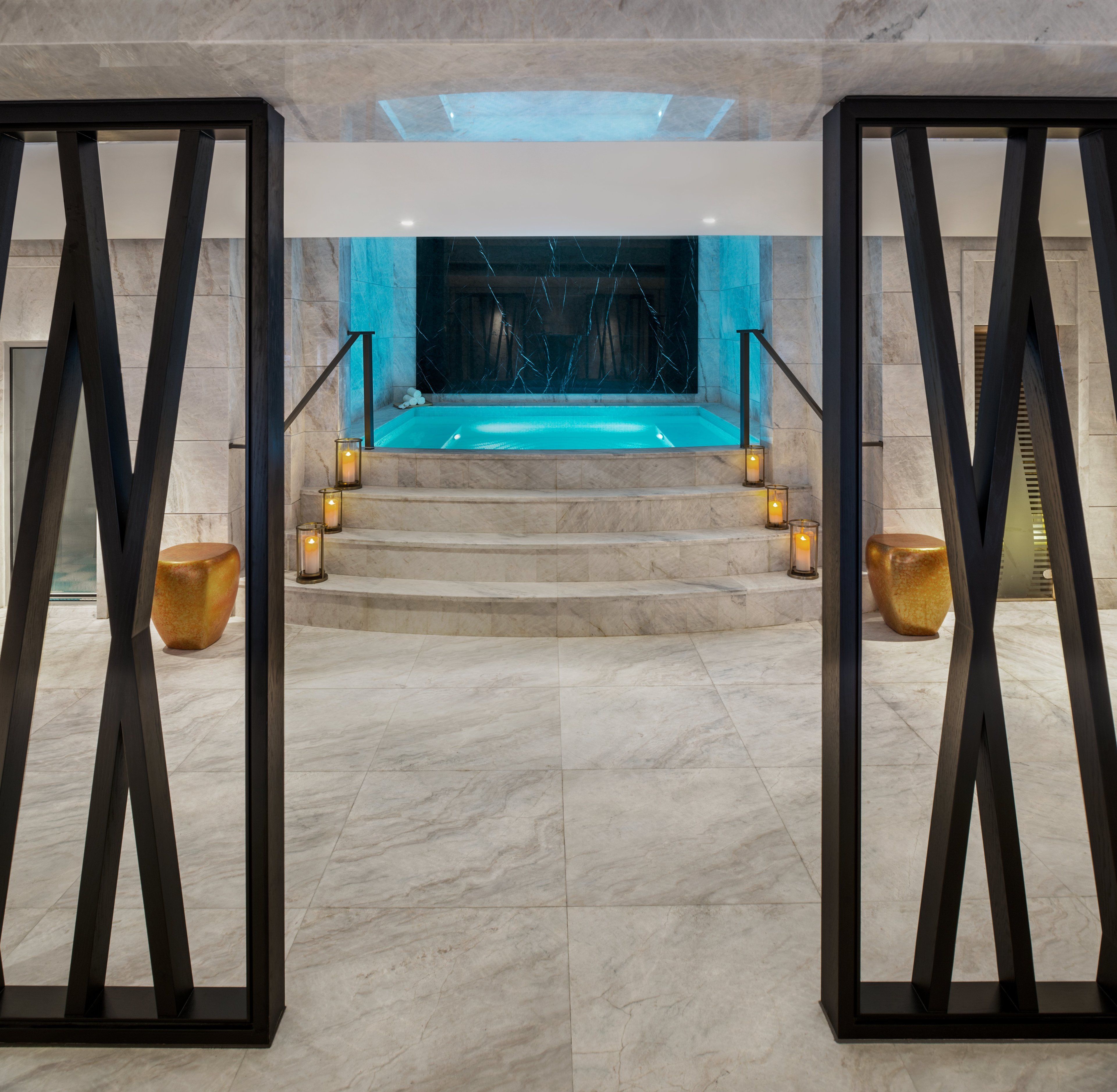 Salas de tratamiento para parejas, sauna y tina de hidromasaje 