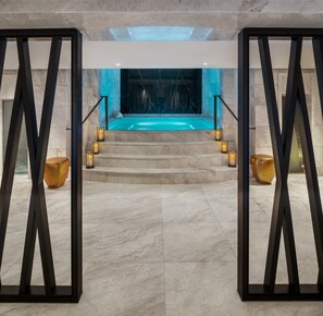 Salas de tratamiento para parejas, un sauna, una bañera de hidromasaje