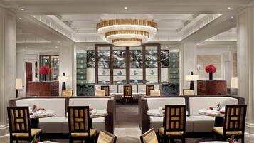 Daily buffet breakfast (CNY 258 per person)