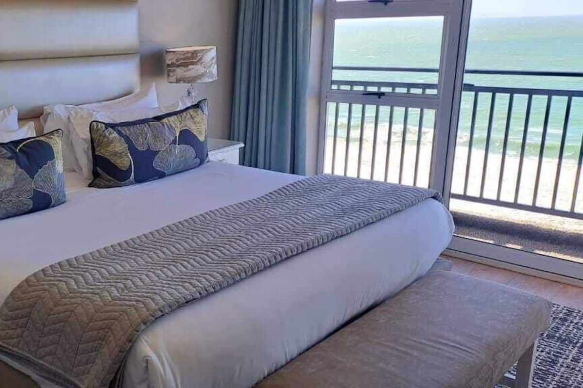 Superior Suite | In-room safe, desk, blackout drapes, iron/ironing board (on request)