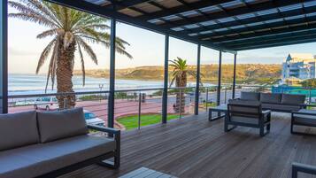 2 restaurants, breakfast served