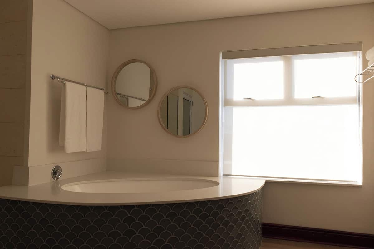 separate bathtub and shower, towels