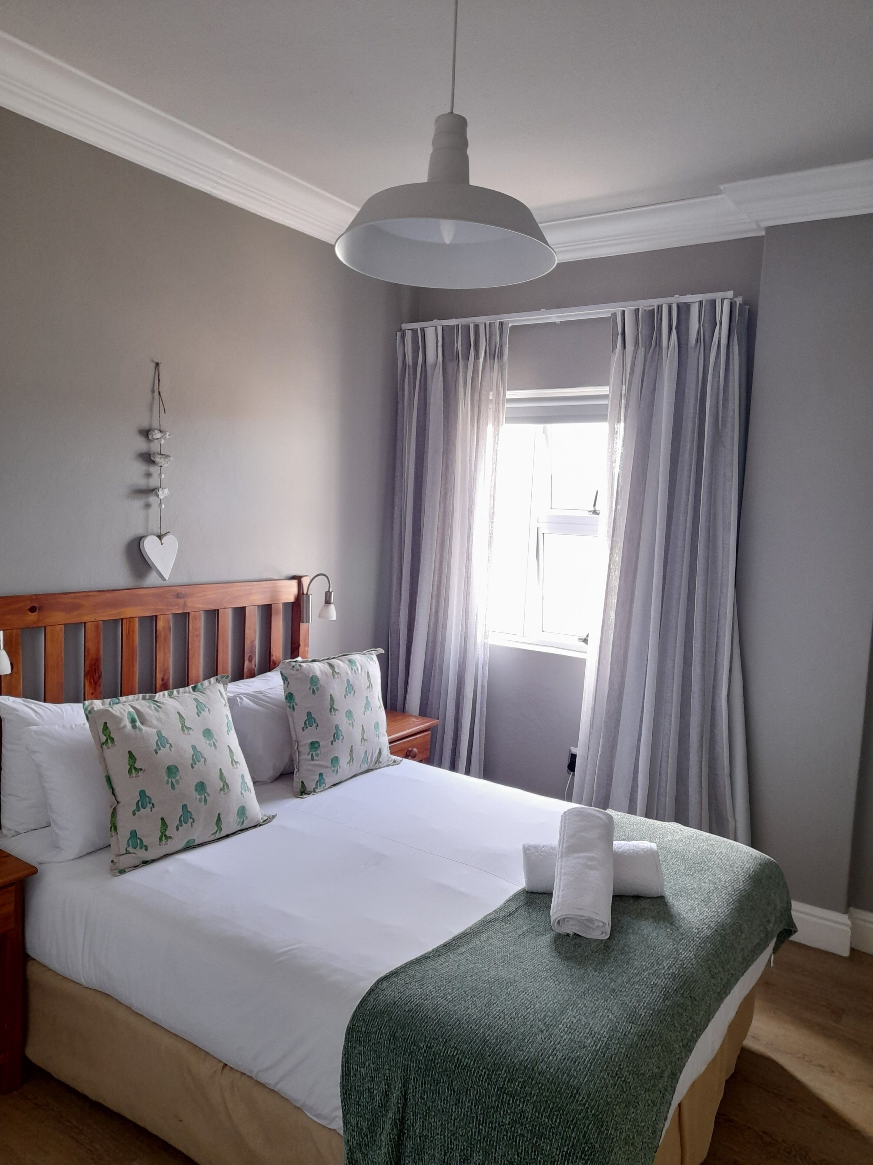 Beach Club - 3 bedroom | Tallelokero huoneessa, työpöytä, pimennysverhot, silitysrauta/-lauta