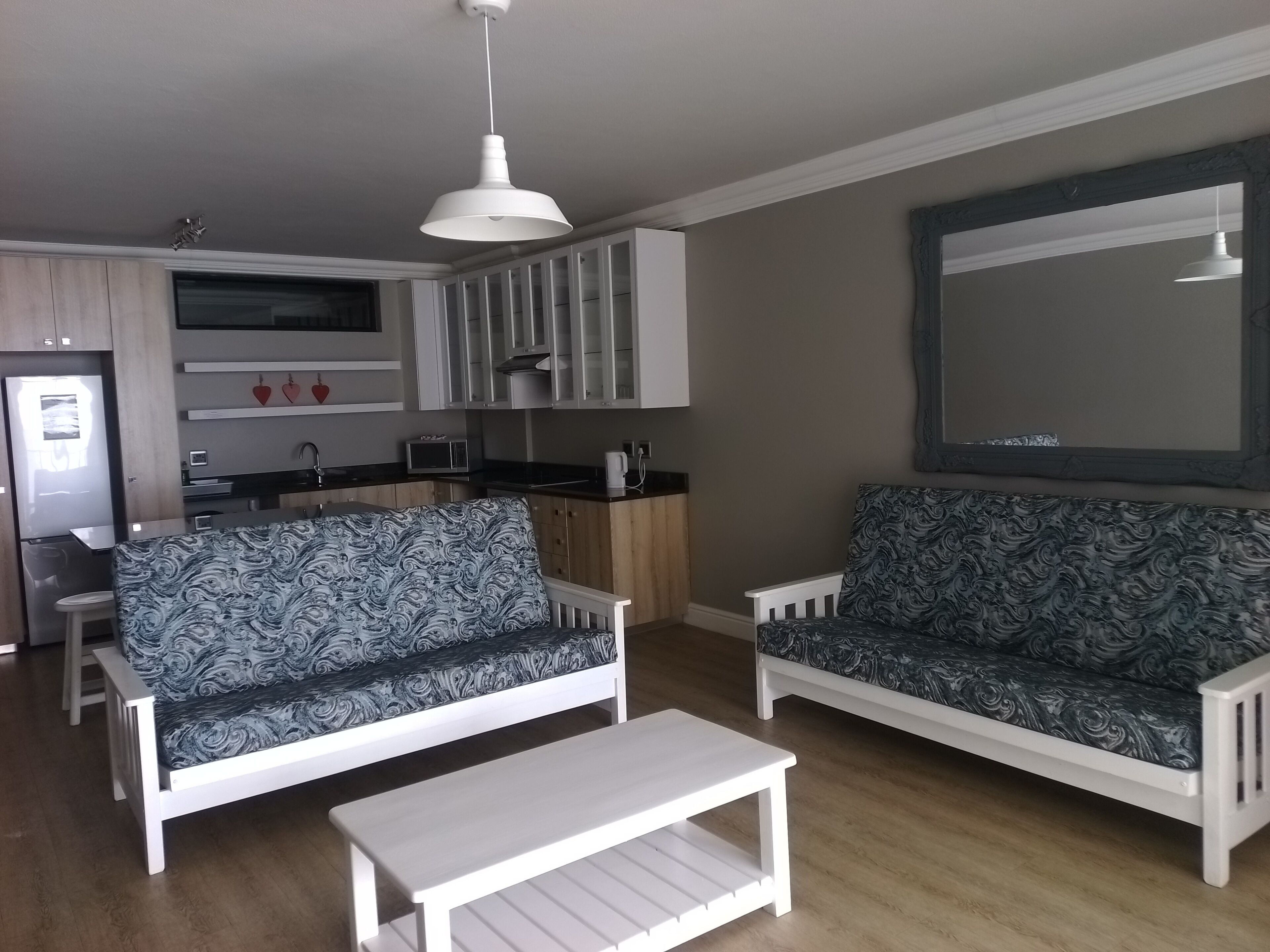 Beach Club - 2 bedroom | Área de sala de estar | Televisión de 32 pulgadas con canales vía satélite 