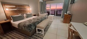 Habitación superior con 2 camas individuales, 2 camas individuales, vistas a la playa | Caja fuerte, escritorio, cortinas opacas y tabla de planchar con plancha