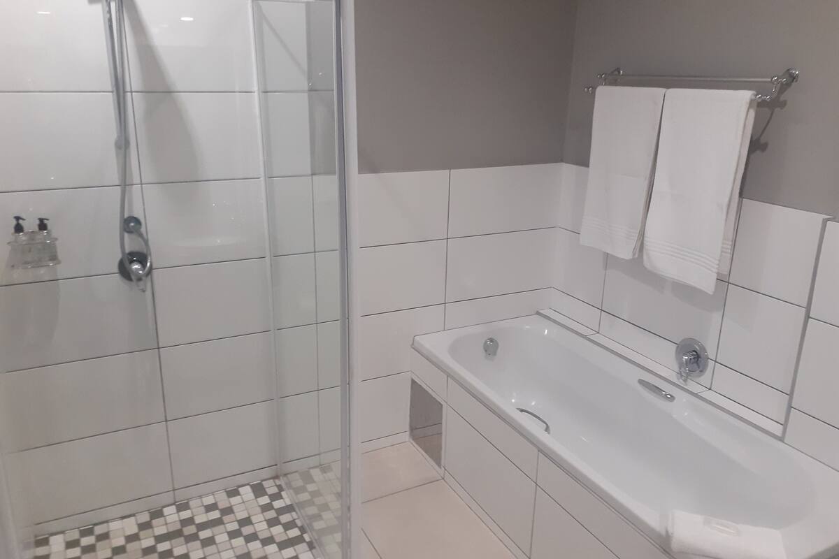 separate bathtub and shower, towels