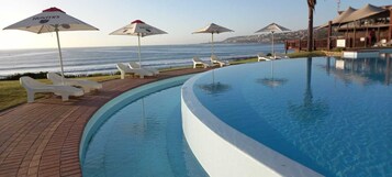 Piscina externa, funciona das 8h30 às 19h, guarda-sóis, espreguiçadeiras