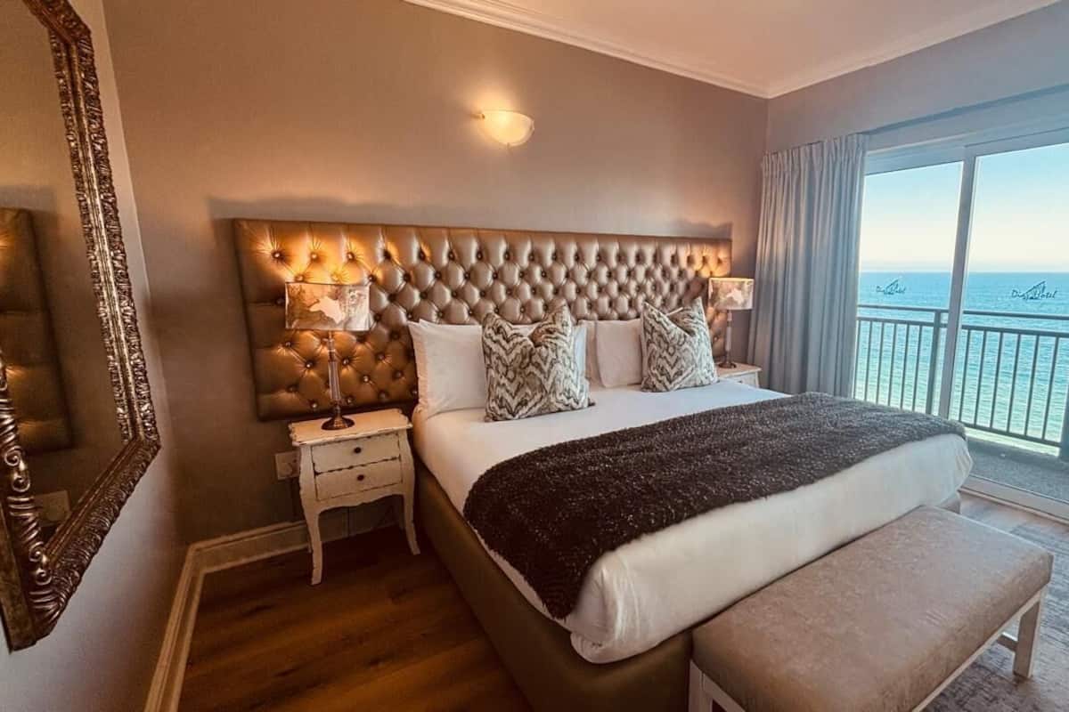 Honeymoon Suite | In-room safe, desk, blackout drapes, iron/ironing board (on request)