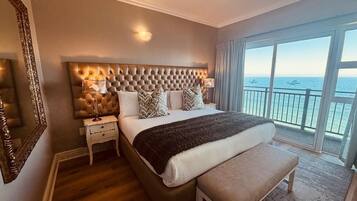 Honeymoon Suite | In-room safe, desk, blackout drapes, iron/ironing board (on request)