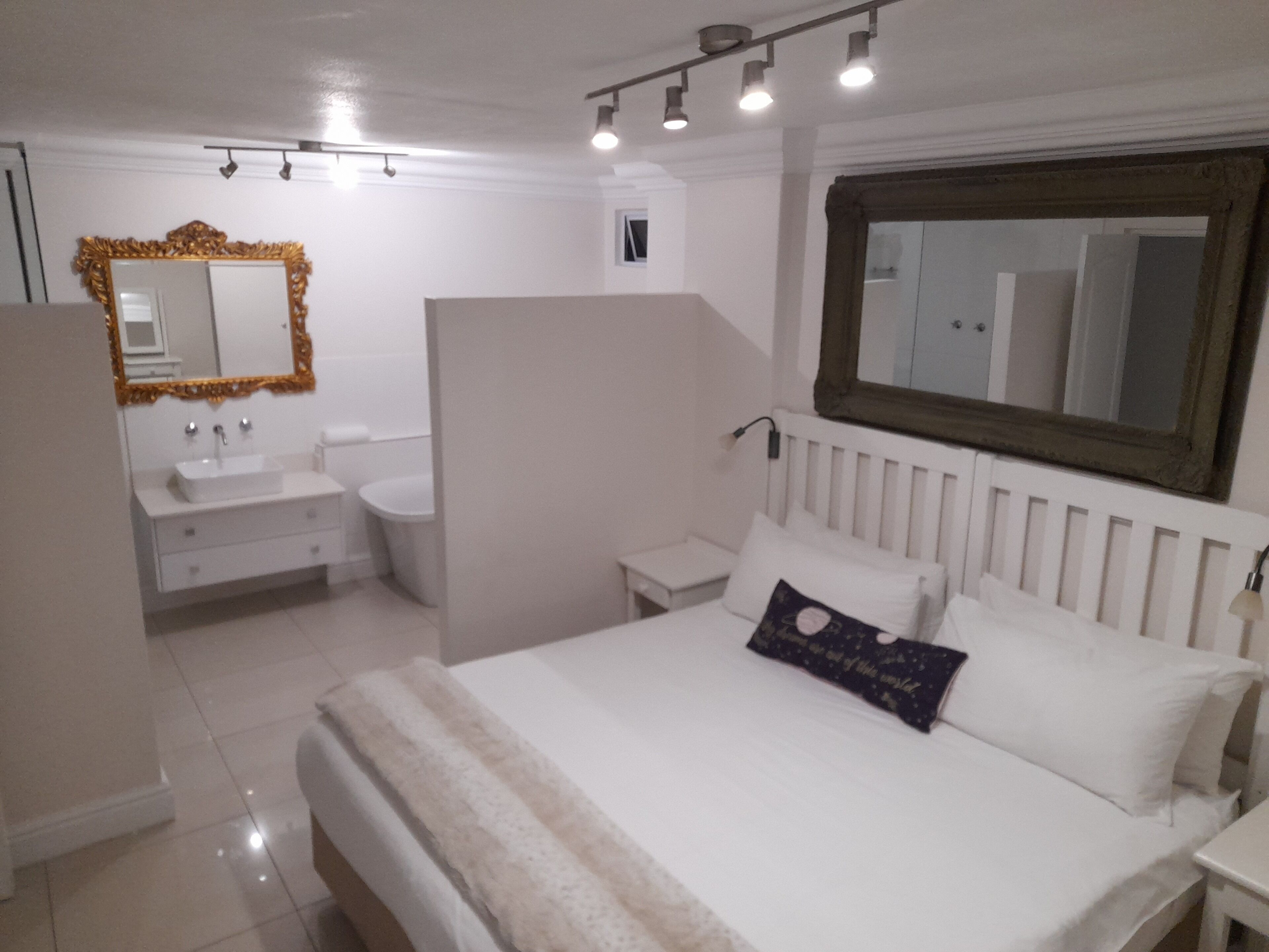 Beach Club G01 | Caja de seguridad en la habitación, escritorio y cortinas blackout 